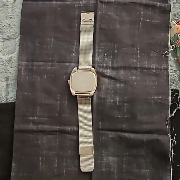 KENNETH COLE REACTION SILVER WITH BLACK FACE WITH ELECTRIC GREEN ACCENTS - Picture 4 of 4